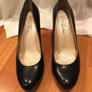 Black Marc Fisher round toe leather pumps